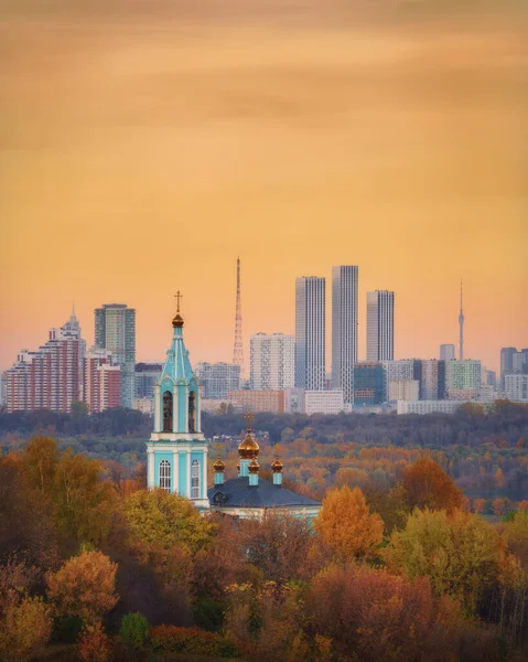 ロシアのモスクワ市のKrylatsky Holmy Park Krylatsky Hills の秋の黄金の森と教会へのスカイラインビュー — ストック写真