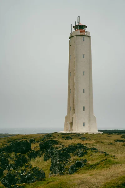 Farol Malarrif Penhasco Perto Oceano Islândia Ocidental Península Snaefellsnes — Fotografia de Stock