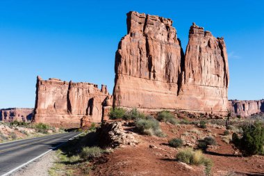 Arches Ulusal Parkı 'ndaki Park Avenue Viewpoint' te kızıl kaya oluşumları - Utah, ABD