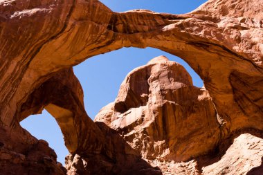 Arches Ulusal Parkı 'ndaki Çifte Kemer Manzarası - Moab, Utah, ABD