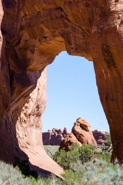 Arches Ulusal Parkı 'ndaki Çam Ağacı Kemeri - Moab, Utah, ABD