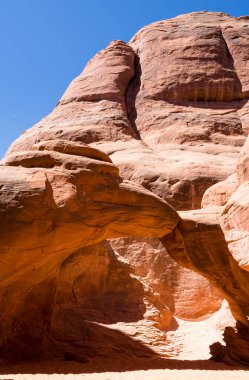 Arches Ulusal Parkı 'ndaki Kum Kum Kemeri Manzarası - Moab, Utah, ABD