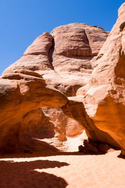 Arches Ulusal Parkı 'ndaki Kum Kum Kemeri Manzarası - Moab, Utah, ABD