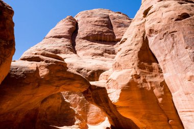 Arches Ulusal Parkı 'ndaki Kum Kum Kemeri Manzarası - Moab, Utah, ABD