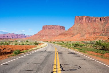 Castle Valley, Utah, ABD 'ye giden 128 numaralı eyalet yolu.