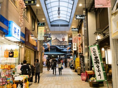 Matsuyama, Ehime Bölgesi, Japonya - 10 Nisan 2018: Dogo Onsen 'deki alışveriş merkezinin içi