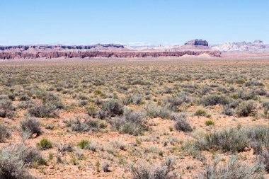 Utah, ABD 'de 24 numaralı otoban boyunca kızıl çöl manzarası