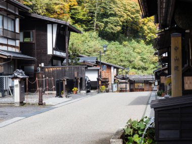 Kiso, Nagano Bölgesi, Japonya - 23 Ekim 2017: Nakasendo yolu boyunca eski bir postane olan Kiso-Fukushima 'nın tarihi bölgesinde geleneksel evler