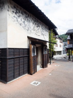 Kiso, Nagano Bölgesi, Japonya - 23 Ekim 2017: Nakasendo yolu boyunca eski bir postane olan Kiso-Fukushima 'nın tarihi bölgesinde geleneksel evler