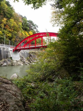 Kiso nehri üzerindeki kırmızı köprü Kiso-no-Kakehashi, Kiso vadisinde manzaralı bir yer - Nagano vilayeti, Japonya