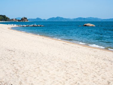 Toyo 'daki Seto İç Denizi' nde manzaralı beyaz kum plajı - Ehime Bölgesi, Japonya