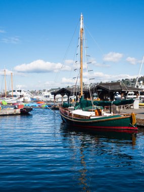 Seattle, ABD - 4 Ekim 2018: South Lake Union 'daki Lake Union kıyılarında tekneler