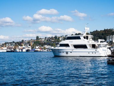 Seattle, ABD - 4 Ekim 2018: South Lake Union civarındaki marinada yat