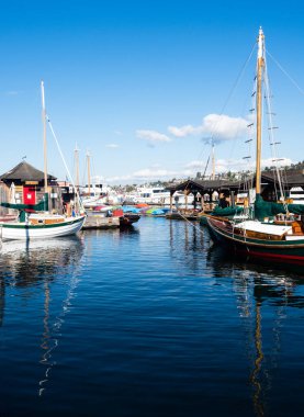 Seattle, ABD - 4 Ekim 2018: South Lake Union 'daki Lake Union kıyılarında tekneler