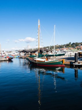 Seattle, ABD - 4 Ekim 2018: South Lake Union 'daki Lake Union kıyılarında tekneler