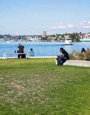 Seattle, ABD - 4 Ekim 2018: Ziyaretçiler Lake Union Park 'ta güneşli bir günün tadını çıkarıyorlar
