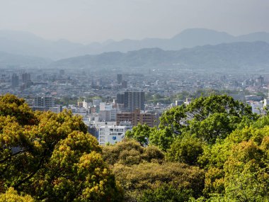 Matsuyama, Ehime ili, Japonya - 11 Nisan 2018: Matsuyama Kalesi 'nden panoramik şehir manzarası