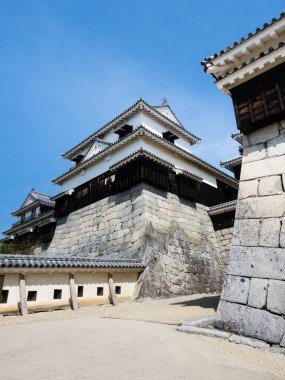 Matsuyama, Ehime Bölgesi, Japonya - 11 Nisan 2018: Japonya 'nın 12 orijinal kalesinden biri olan tarihi Matsuyama Kalesi' nin ana kulesine giriş