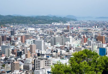 Matsuyama, Ehime ili, Japonya - 11 Nisan 2018: Matsuyama Kalesi 'nin tepesinden panoramik şehir manzarası