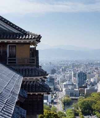 Matsuyama, Ehime ili, Japonya - 11 Nisan 2018: Matsuyama Kalesi 'nin tepesinden panoramik manzara