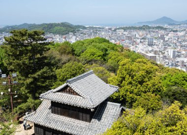 Matsuyama, Ehime ili, Japonya - 11 Nisan 2018: Matsuyama Kalesi 'nin tepesinden panoramik manzara