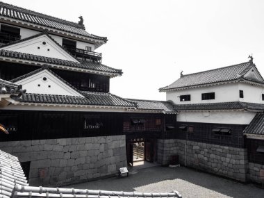 Matsuyama, Ehime Bölgesi, Japonya - 11 Nisan 2018: Japonya 'nın 12 orijinal kalesinden biri olan tarihi Matsuyama Kalesi' nin iç avlusu