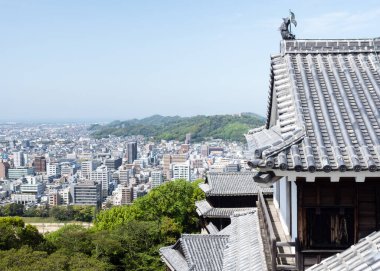 Matsuyama, Ehime ili, Japonya - 11 Nisan 2018: Matsuyama Kalesi 'nin tepesinden panoramik manzara