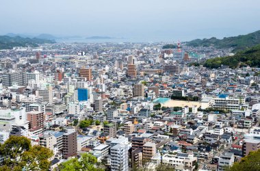 Matsuyama, Ehime ili, Japonya - 11 Nisan 2018: Matsuyama Kalesi 'nin tepesinden panoramik şehir manzarası