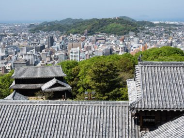 Matsuyama, Ehime ili, Japonya - 11 Nisan 2018: Matsuyama Kalesi 'nin tepesinden panoramik manzara