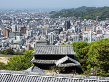Matsuyama, Ehime ili, Japonya - 11 Nisan 2018: Matsuyama Kalesi 'nin tepesinden panoramik manzara
