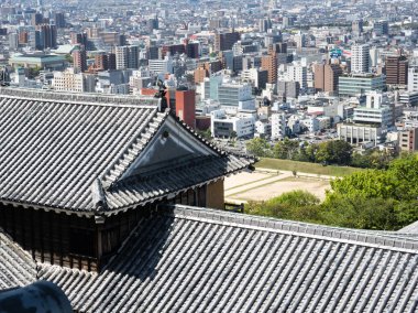 Matsuyama, Ehime ili, Japonya - 11 Nisan 2018: Matsuyama Kalesi 'nin tepesinden panoramik manzara