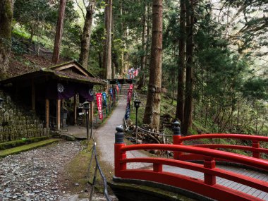 Kumakogen, Ehime Bölgesi, Japonya - 10 Nisan 2018: Shikoku hac yolculuğunun 45 numaralı tapınağı olan Iwayaji 'ye giden dağ yolunda kırmızı köprü ve Budist pavyonu