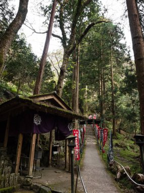 Kumakogen, Ehime Bölgesi, Japonya - 10 Nisan 2018: Shikoku hac yolculuğunun 45 numaralı tapınağı Iwayaji 'ye giden dağ yolu boyunca Budist pavyonu
