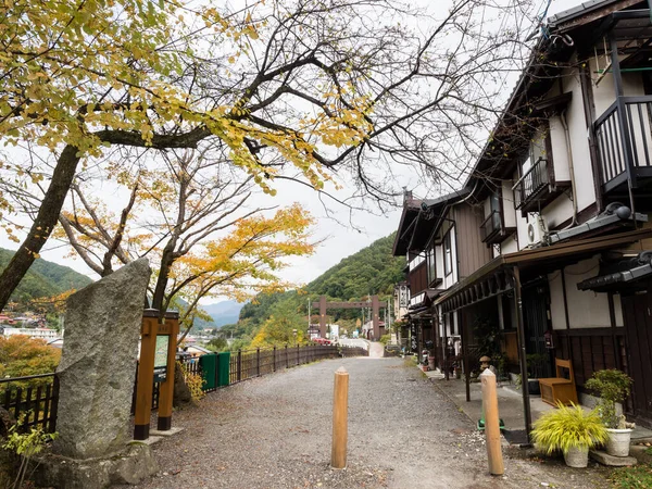 長野県木曽町 2017年10月23日福島県チェックポイント博物館入口にある日本の伝統家屋と紅葉 — ストック写真