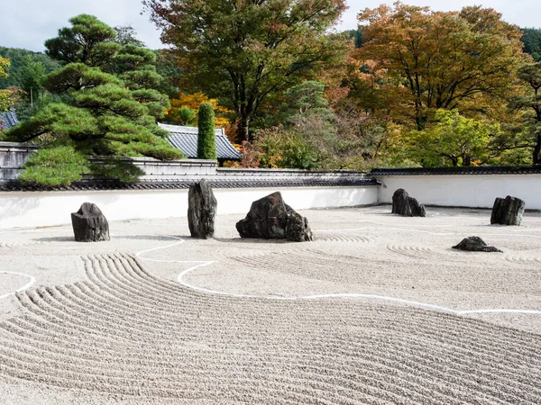 Kiso, Nagano Bölgesi, Japonya - 23 Ekim 2017: Kozenji Tapınağı 'ndaki geleneksel Japon kaya ve kum bahçesi, Asya' nın bu türünün en büyüğü.