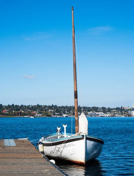 Сиэтл Сша Октября 2018 Года Парусная Лодка Пирсе Берегу Озера — стоковое фото