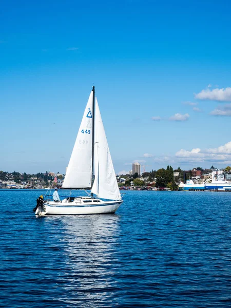Seattle, ABD - 4 Ekim 2018: Güneşli bir günde Lake Union 'da yelkenli teknesi, Güney Gölü Mahallesi manzarası