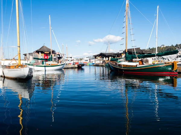 Seattle, ABD - 4 Ekim 2018: South Lake Union 'daki Lake Union kıyılarında tekneler