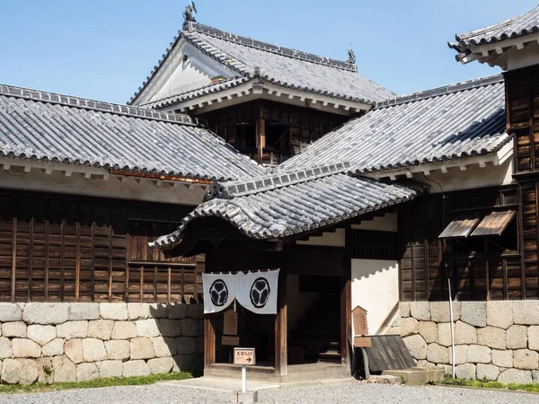 Matsuyama, Ehime Bölgesi, Japonya - 11 Nisan 2018: Japonya 'nın 12 orijinal kalesinden biri olan tarihi Matsuyama Kalesi' nin iç avlusu
