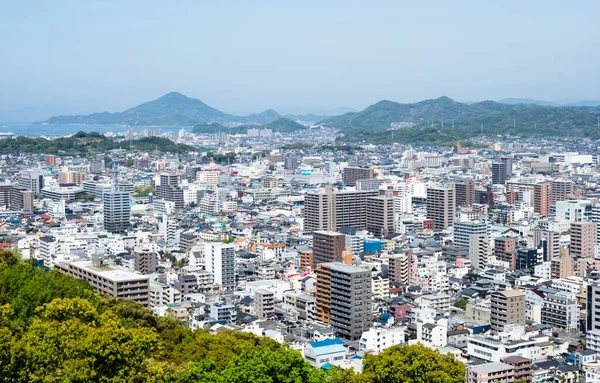 Matsuyama, Ehime ili, Japonya - 11 Nisan 2018: Matsuyama Kalesi 'nin tepesinden panoramik şehir manzarası