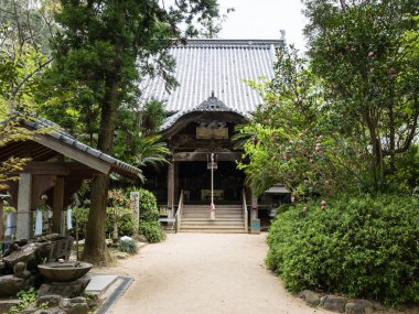 Matsuyama, Ehime Bölgesi, Japonya - 10 Nisan 2018: Shikoku hac yolculuğunun 46 numaralı tapınağı Joruriji 'ye dayanarak