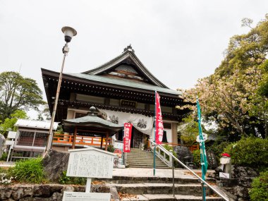 Matsuyama, Ehime Bölgesi, Japonya - 10 Nisan 2018: Yasakaji 'de, Shikoku hac yolculuğunun 47 numaralı tapınağı
