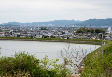 Yasakaji yakınlarındaki Ebara Gölü, Shikoku haccının 47 numaralı tapınağı - Matsuyama, Ehime vilayeti, Japonya