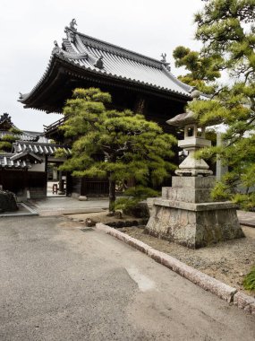 Matsuyama, Ehime Bölgesi, Japonya - 10 Nisan 2018: Shikoku hac yolculuğunun 48 numaralı tapınağı Sairinji 'ye giriş