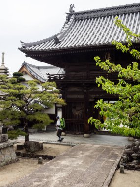 Matsuyama, Ehime Bölgesi, Japonya - 10 Nisan 2018: Shikoku hac yolculuğunun 48 numaralı tapınağı Sairinji 'ye giriş