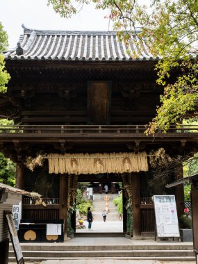 Matsuyama, Ehime Bölgesi, Japonya - 10 Nisan 2018: Shikoku hac yolculuğunun 51 numaralı tapınağı Ishiteji 'nin girişi