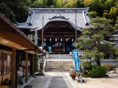 Imabari, Japonya - 11 Nisan 2018: Enmeiji 'nin ana salonu, Shikoku haccının 54 numaralı tapınağı