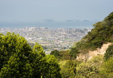 İmabari şehri ve Seto İç Denizi manzarası Senyuji yakınlarındaki bir tepeden, Shikoku hac ibadeti 58 numaralı tapınaktan - Ehime vilayeti, Japonya