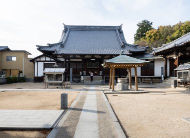 Imabari, Japonya - 11 Nisan 2018: Shikoku haccının 59 numaralı tapınağı olan Iyo Kokubunji 'de