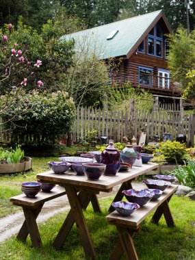 Orcas Adası, WA, ABD - 14 Nisan 2019: Orcas Adası Çömlek Dükkanı 'nda açık hava sanatsal sergi